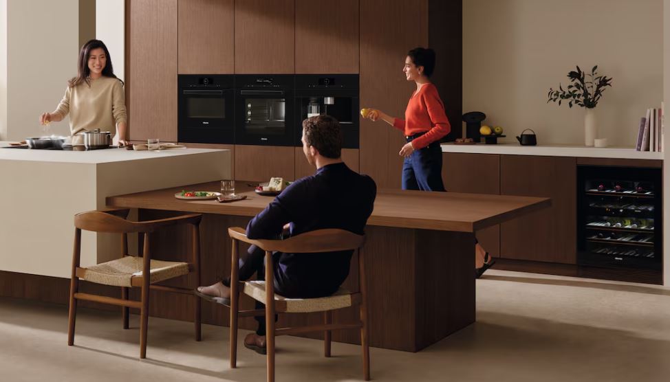 Een keuken met inbouwovens